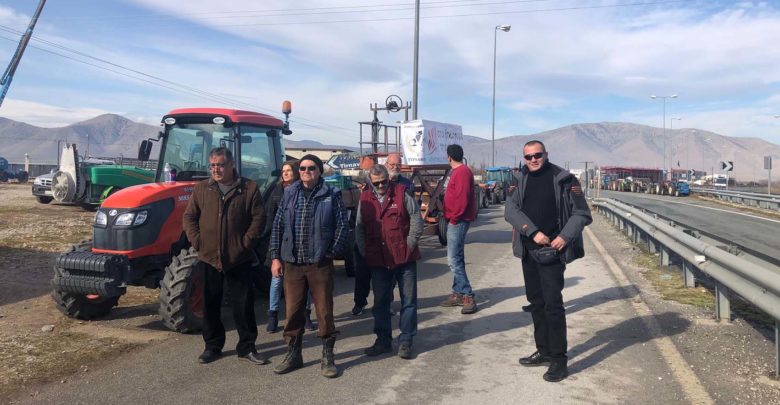 Με λεωφορεία απ' όλο το νομό Λάρισας αγρότες διαμαρτυρόμενοι σήμερα στην AGROTICA