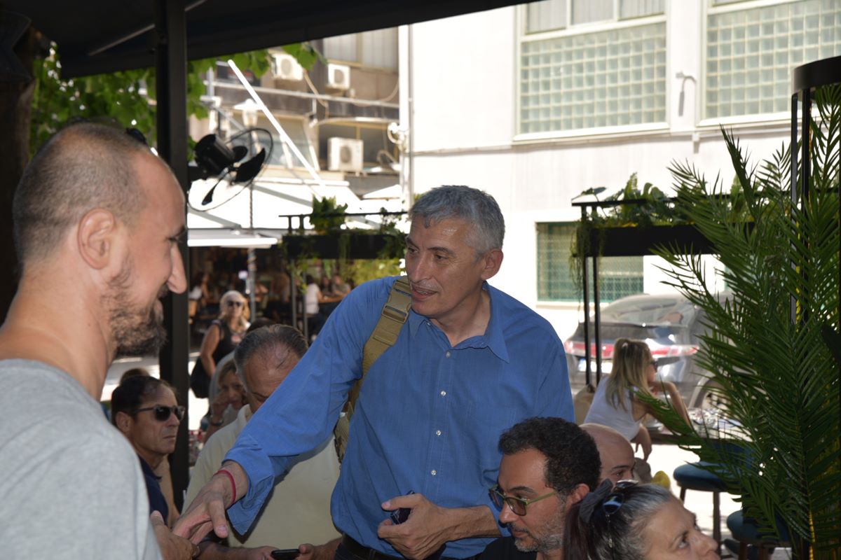 Στη Λάρισα ο Παναγιώτης Φασούλας ως υποψήφιος πρόεδρος της ΕΟΚ – Οι συναντήσεις του σε κεντρικό καφέ της πόλης (φωτο - βίντεο)