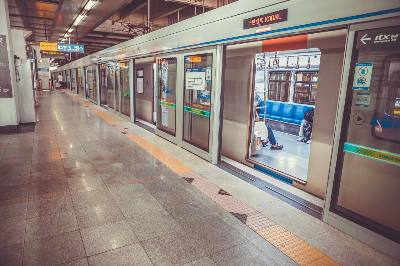 A Seoul subway train.jpg