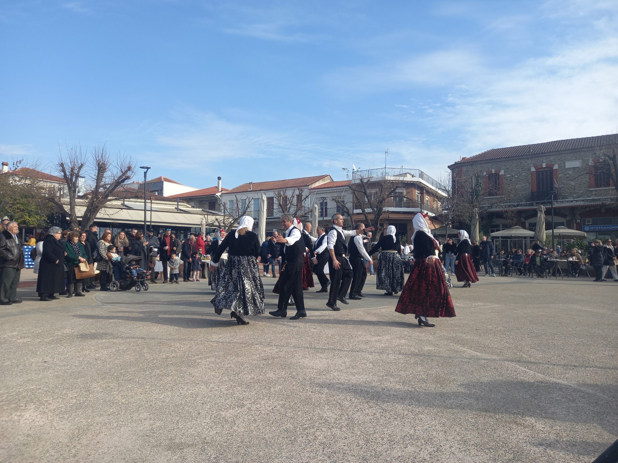 Με τσιγαρίδες, κεράσματα και χορό η παραμονή Πρωτοχρονιάς στην Αγιά Λάρισας