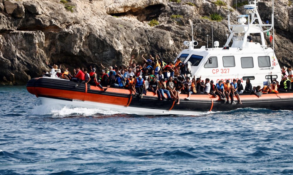 migrants italy albania.jpg