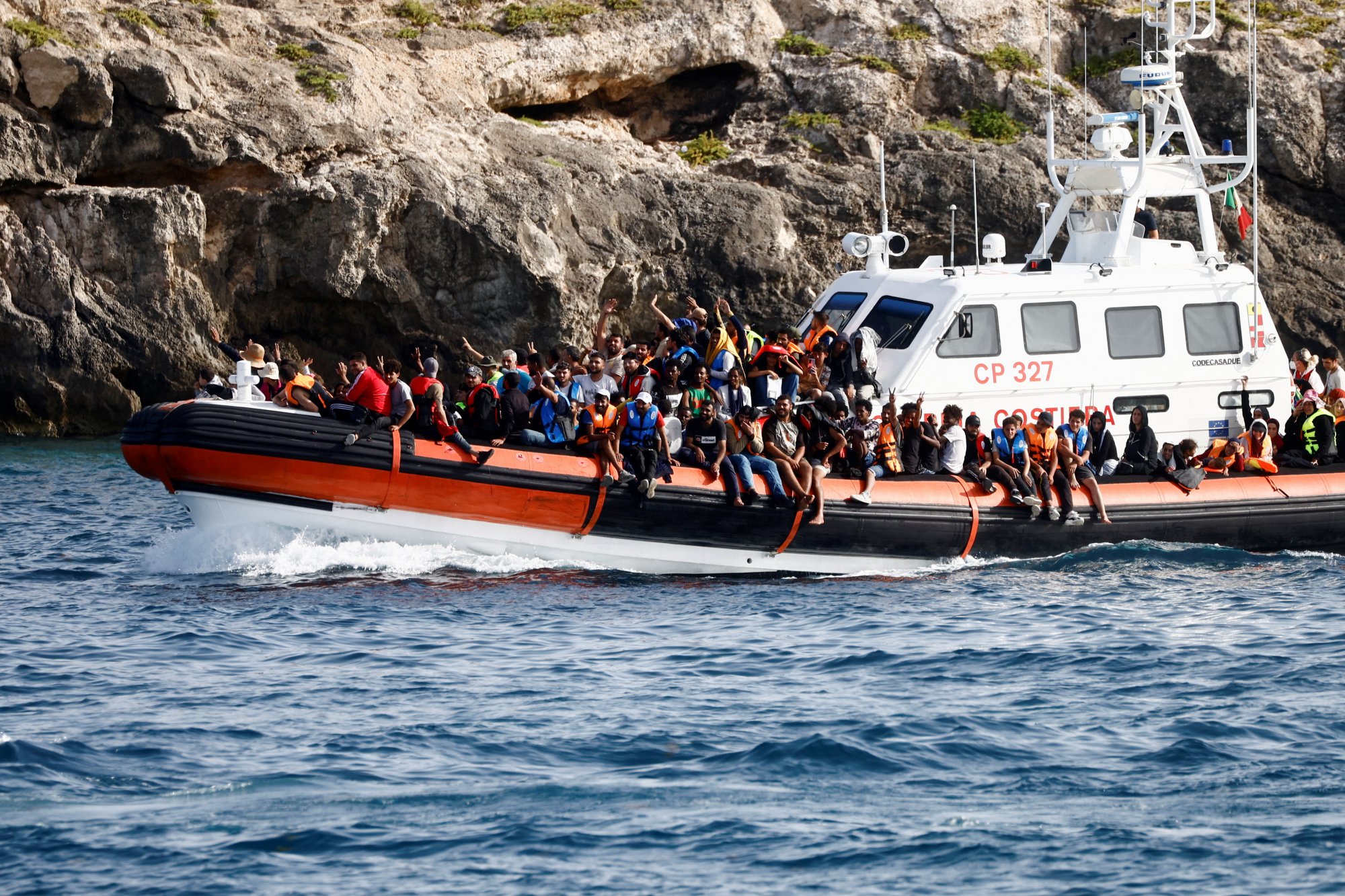 migrants italy albania.jpg