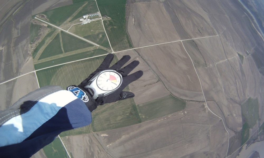 skydiving 270141 1280.jpg