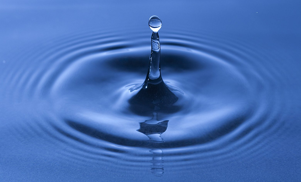 Water drop impact on a water surface 1 1024x622.jpg