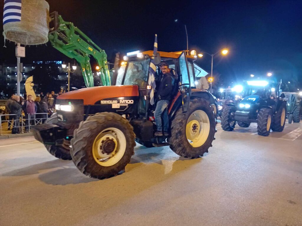 Νυχτερινή αγροτική κινητοποίηση – Με τα τρακτέρ στο κέντρο των Τρικάλων