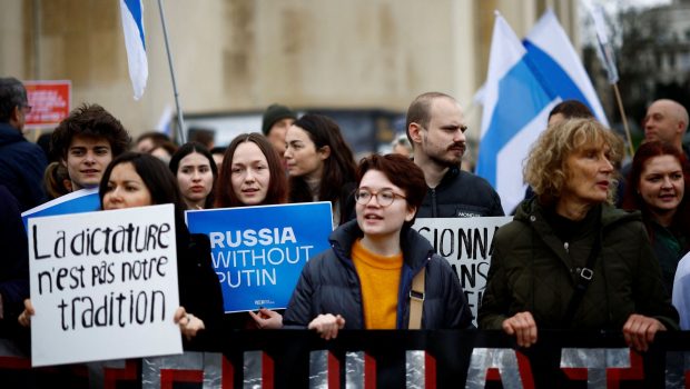 2024 03 17T142129Z 1803118519 RC2PN6AH2OKQ RTRMADP 5 RUSSIA ELECTION FRANCE PROTEST 620x350.jpg