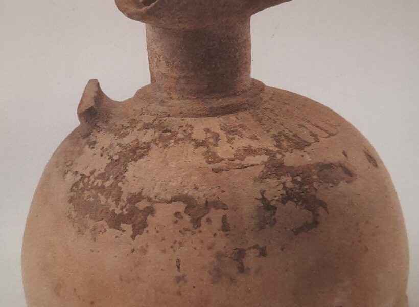 Πρώιμη κορινθιακή οινοχόη με πώμα 620 600 π.Χ. 820x1024.jpg
