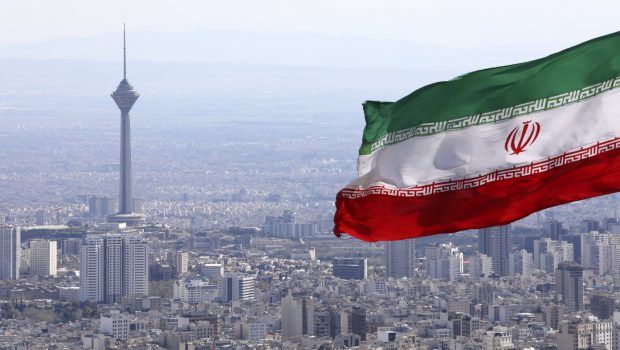 Iran bandiera a Teheran La Presse 620x350.jpg