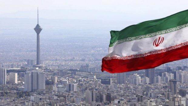 Iran bandiera a Teheran La Presse 1024x537 1 620x350.jpg