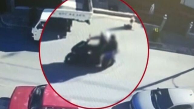 Μαχαίρια, σιδερογροθιά και νεοναζιστικά έντυπα στο σπίτι του 22χρονου